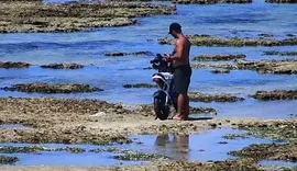 Homem é detido após pilotar moto elétrica sobre corais na Ponta Verde