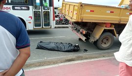 Vídeo mostra motociclista sendo atropelado por caminhão