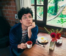 Phill Veras apresenta show intimista em Maceió neste domingo (19)