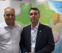 Flávio Bolsonaro anuncia alagoano Alfredo Gaspar como vice em chapa presidencial