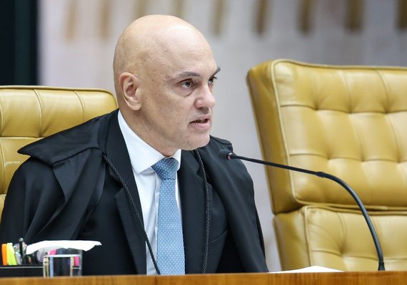 Moraes dá 10 dias para PF ouvir Flávio Bolsonaro em investigação por calúnia