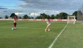 Em transição, goleiro Matheus Albino treina com bola no CT após cirurgia