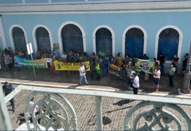 Contra o passaporte vacinal em escolas, manifestantes protestam na porta da Câmara; veja vídeo