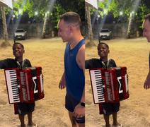 João Gomes presenteia cantor mirim com sanfona em encontro emocionante