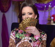 A taróloga Natalia Sagrada faz previsões e dá orientações espirituais no programa Papo Em Dia, da Rede Brasil de Televisão