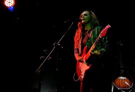 Sexta do Rock: Fernanda Guimarães se apresenta no Gira Mundo City Bar em Jaraguá​