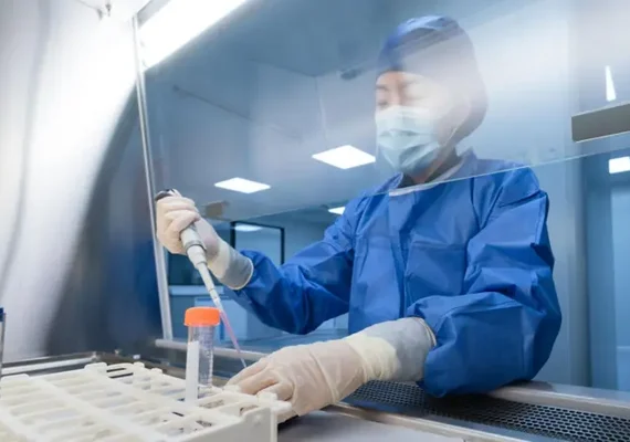 Oxford desenvolve vacina experimental contra Ebola em meio a surto na África