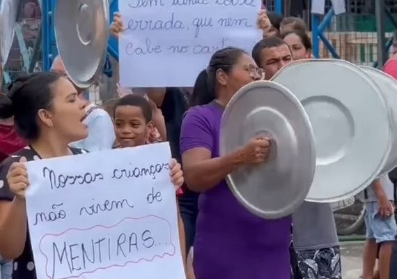 ''JHC no calor quero te ver': pais e alunos protestam contra má estrutura de escola municipal