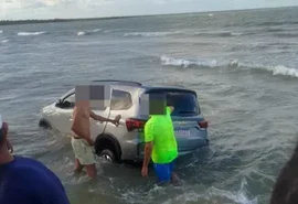 Táxi fica submerso após avanço da maré no litoral de Alagoas