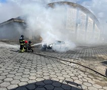 Vídeo: Incêndio em carro de passeio mobiliza bombeiros no Porto de Maceió