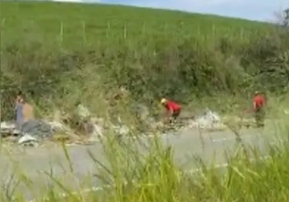 Tombamento de carreta com carga de cerâmica causa susto na BR 101