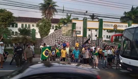 Protesto em prol de Bolsonaro se mantém e causa transtornos na Av. Fernandes Lima