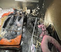 Quarto de apartamento em Jacarecica é tomado por incêndio após curto em ventilador