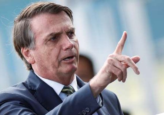 Bolsonaro contrapõe Ministro da Saúde e diz que vírus está indo embora do país
