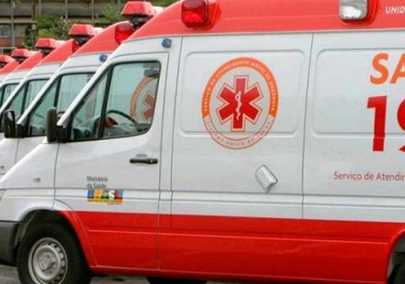 Motorista colide com poste ao fazer a curva e capota veículo em Folha Miúda