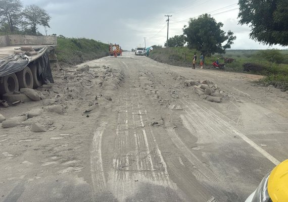Caminhão carregado de cimento tomba e causa engavetamento na AL-220