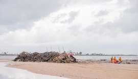 Após chuvas, Prefeitura de Maceió retira 400 toneladas de lixo da praia