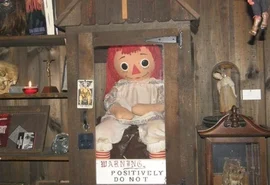 Boneca demoníaca: Annabelle é retirada de caixa “protetora” para uma exibição de Halloween