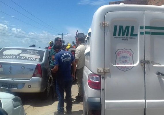 Dois homens são mortos e adolescente é ferido dentro de residência no Jacintinho