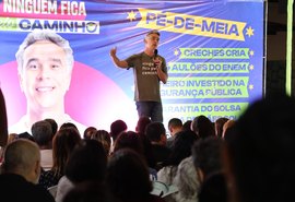 Rafael Brito inaugura comitê ouvindo servidores da educação