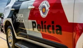 Homem alcoolizado bate veículo em ônibus de estudantes e invade base da PM