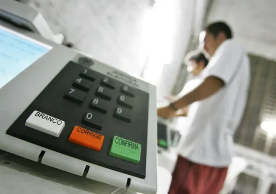 TSE volta a proibir celular, mesmo desligado, na cabine de votação