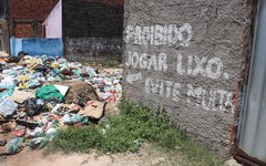 Mesmo com o aviso de proibição, o lixo permanece sendo descartado no local