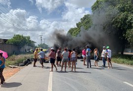 Manifestantes bloqueiam BR-104 impedindo passagem de veículos