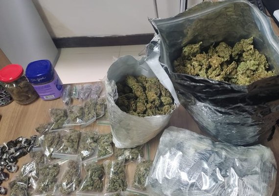 Polícia prende motoboy que fazia 'delivery de drogas' em Maceió