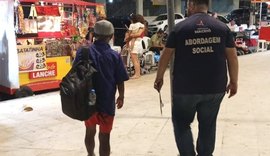 Ações na Praça Centenário levam 20 pessoas a espaços de acolhimento