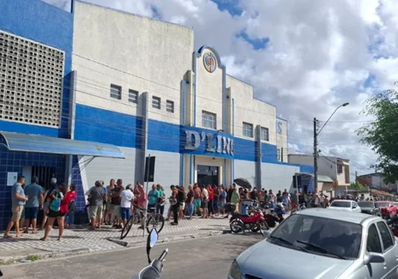 Eleitores formam filas antes do início da votação em Maceió