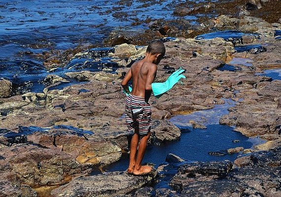 Óleo continua se espalhando e atinge novas praias de Pernambuco