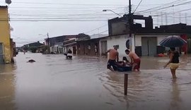 Madrugada chuvosa alaga ruas e provoca deslizamentos na cidade de Maceió