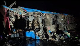 Capotamento de ônibus escolar mata 20 crianças em Uganda