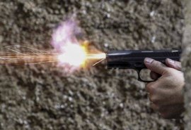 Após confusão em bar, jovem é baleado e sobe em telhado para fugir da morte