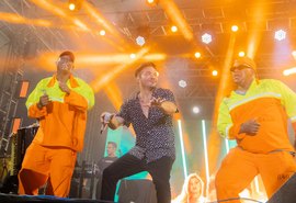 Vídeo: Garis roubam a cena e sobem no palco de Dennis DJ e Wesley Safadão, no Verão Massayó