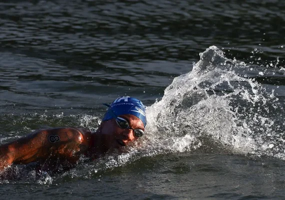 Ana Marcela Cunha briga, mas termina em 4º lugar na maratona aquática