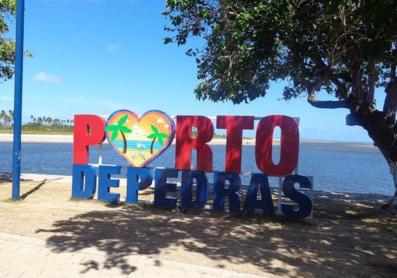 Comerciantes de praias em Porto de Pedras recebem alvarás para funcionamento