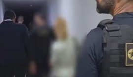 Mulher é alvo de operação em Maceió por adulterar decisão judicial e obter distintivos da Polícia Civil