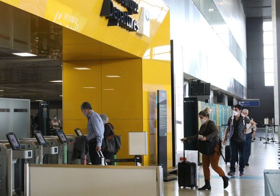 Anvisa autoriza serviço de bordo e mantém uso de máscaras em voos