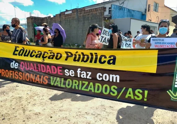 Trabalhadores da educação bloqueiam BR-104, em Rio Largo; veja vídeo