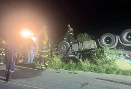 Motorista morre preso às ferragens após carreta tombar, em AL