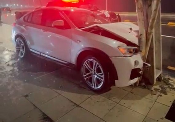 Vídeo: Motorista de BMW arrasta carros e bate em poste na Orla de Jatiúca, em Maceió