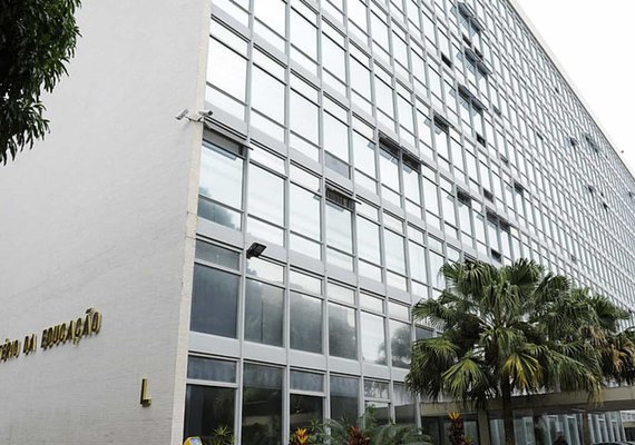 Depois de 15 exonerações, medidas polêmicas e seis recuos, o MEC está à deriva