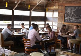 Setor de bares e restaurantes insistem pela volta do horário de verão como incentivo à economia