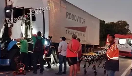 Homem fica preso às ferragens após colisão entre carretas na BR-101 em Alagoas