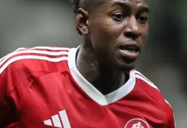 Vitão assina com o Flamengo e será apresentado após retorno de diretor