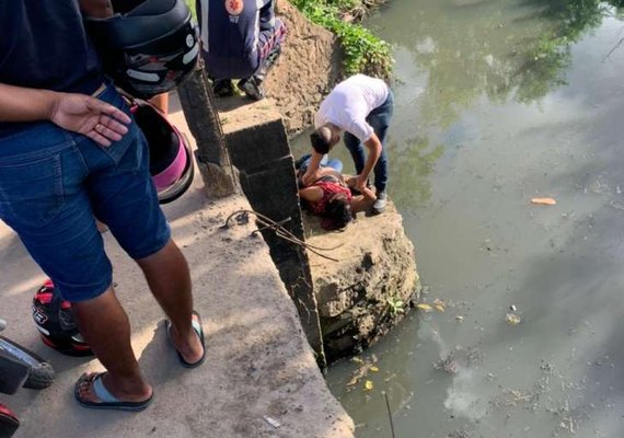 Mulher é resgatada após cair de ponte em trecho urbano de Arapiraca