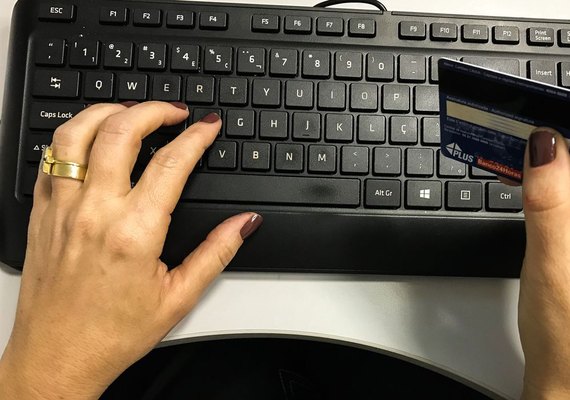 Serviços avançam e comércio recua na participação no PIB