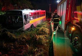 Acidente envolvendo ônibus em Marechal Deodoro deixa cinco feridos